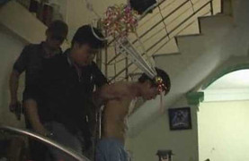 Ngông cuồng tàng trữ vũ khí nóng, nhốt người hành hung