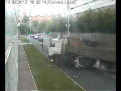 2 cô gái thoát chết may mắn trước mũi xe tải