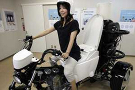 Xăng tăng giá, dùng phân và nước tiểu để chạy xe máy?