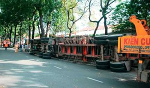 Xe container lật 'chổng vó' giữa trung tâm Sài Gòn