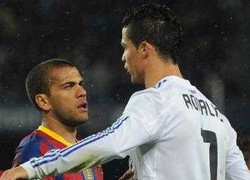 Đang đá, sao Barca lên mạng xã hội mắng Ronaldo !?