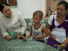 Cậu bé nói chưa sõi bỗng đọc chữ vanh vách