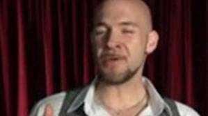 Người đàn ông có thể hát... tiếng bò