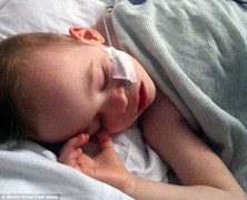 Uống nước vệ sinh lò nướng, cậu bé 2 tuổi suýt chết