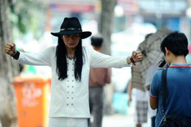 Đào Anh Khánh nhích từng cm quanh hồ Gươm