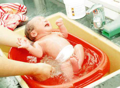 Tắm nước dừa dễ gây viêm da trẻ