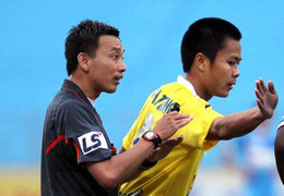 Trọng tài bị CĐV Hải Phòng hành hung lại gặp 'hạn'