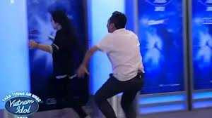 Quốc Trung đeo kính đen, Quang Dũng đuổi theo thí sinh