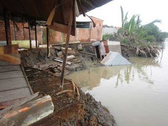 'Hà bá' nuốt chửng căn nhà bạc tỷ giữa đêm
