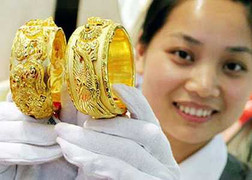 Vì sao vàng sôi động, nhà đất vẫn đông cứng?