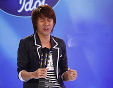 Vietnam Idol: Thí sinh ném bực bội vào mặt giám khảo