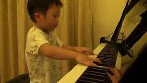 Bé 4 tuổi chơi piano như nghệ sỹ thực thụ