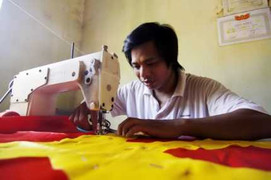 Gặp gia đình 70 năm may hàng trăm nghìn cờ Tổ quốc