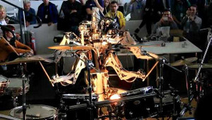 Robot 4 tay trình diễn khả năng chơi trống rock