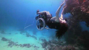 Khao khát tự do, cô gái đi xe lăn... lặn xuống biển