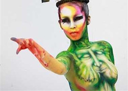 Ảnh: Đường cong rực rỡ sắc màu trên cơ thể thiếu nữ