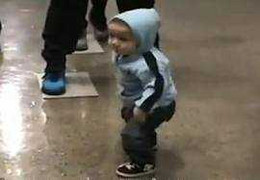 Cực hài clip em bé nhảy múa theo nhạc sôi động