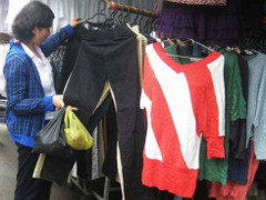 Quần áo 15.000 đồng tràn ngập vỉa hè TP.HCM