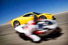 Siêu xe đấu với siêu mô tô, ai hít khói?