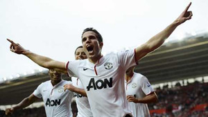 'Thánh' cũng không cản nổi Van Persie