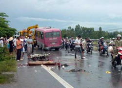 Tránh xe máy, xe khách tông 7 người thương vong