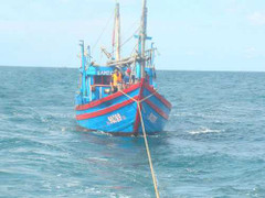 7 giờ vật lộn với sóng gió cứu 7 ngư dân gặp nạn