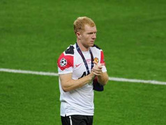 Van Persie bùng nổ, Sir Alex ngả mũ trước... Scholes