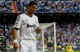 Ghi bàn xong, Ronaldo buồn, đòi ra đi