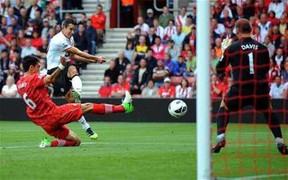 Video: Van Persie 'cứu giá' MU như thế nào?