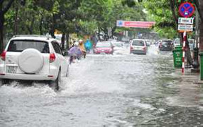 Người Đà Nẵng 'bì bõm lội sông' trên phố