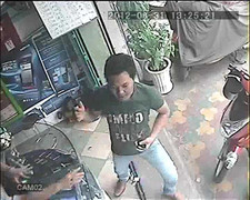 Tấn công chủ tiệm điện thoại, cướp iPhone 4