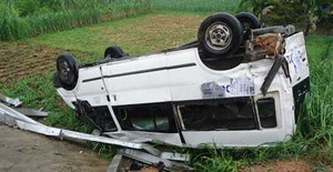 Mất lái, xe khách tông nát lan can lao xuống vực