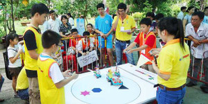 'Kĩ sư nhí' Việt Nam lắp ráp robot