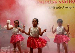 Clip: Học sinh khiếm thính hát quốc ca bằng tay