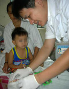 Bé 3 tuổi đứt rời chân vẫn được nối thành công