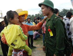 Chùm ảnh xúc động: Con lên đường nhé!