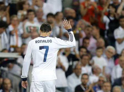 Độc giả quay lưng, đồng đội thờ ơ với Ronaldo
