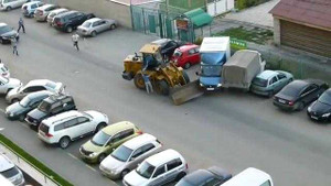 Say rượu, lái máy kéo đâm 7 ô tô