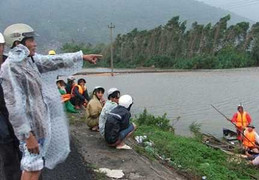 Nước lũ cuốn trôi một chiến sỹ công an