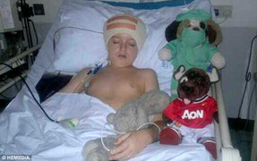 Bé 10 tuổi trải qua 40 cuộc phẫu thuật để chữa đau đầu