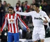 Học Ronaldo, nhà Falcao lập kế... vòi tiền