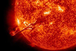 Cận cảnh vụ nổ 900.000 km trên bề mặt Mặt trời