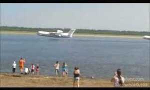 Ngoạn mục máy bay 'lội nước' ở Nga