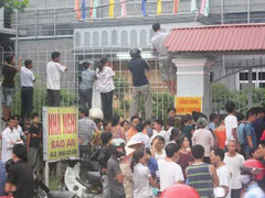 Đôi nam nữ lõa thể chết trong nhà nghỉ