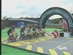 Cười vỡ bụng với cuộc thi đua xe đạp bé xíu