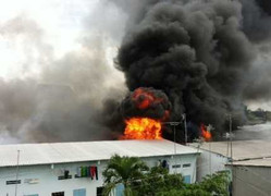 Bình Dương: Kho hàng khổng lồ cháy ngút trời