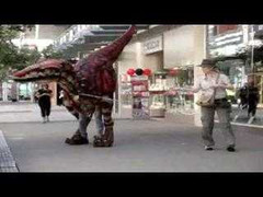 Nhật Bản: Dắt khủng long đi dạo phố