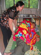 Bị rượt đuổi, côn đồ vung mã tấu chém cán bộ kiểm lâm