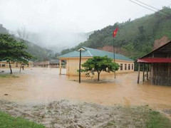 Nước lũ dâng ngập trường, học sinh nghỉ học