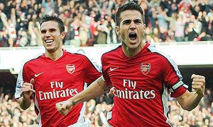 MU muốn đưa Fabregas về 'đoàn tụ' với Van Persie